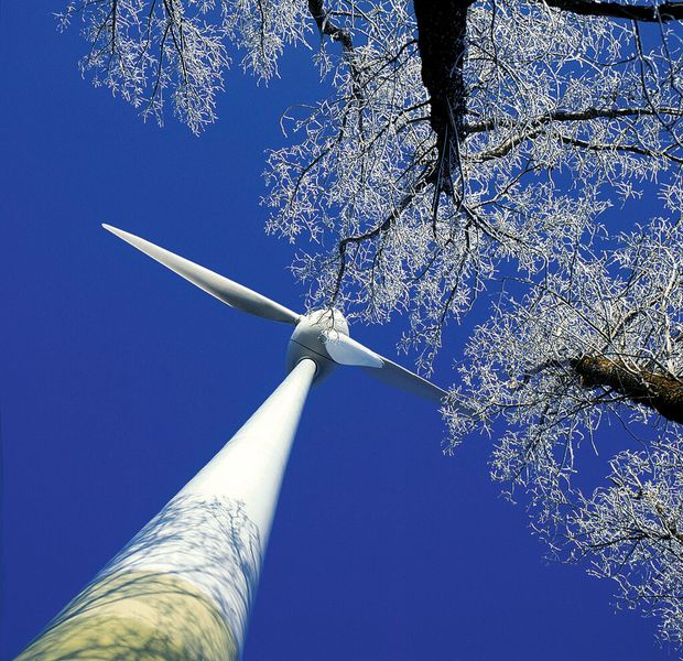 Volle Windkraft voraus: Die J. Schmalz GmbH betreibt zwei Windkraftanlagen mit insgesamt 2100 kW Leistung. (Bild: Schmalz)
