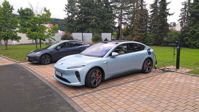 Am Marktführer orientiert: Der Nio ET5 hat einige Gemeinsamkeiten mit dem Tesla Model 3. (Bild: Thomas Günnel/Automobil Industrie)