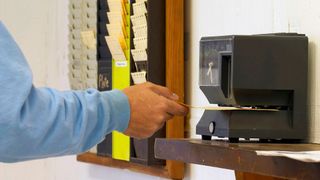 Die Arbeitszeit muss künftig genau erfasst werden – per Stechuhr oder auf anderem Wege (© Glen Jones - stock.adobe.com)