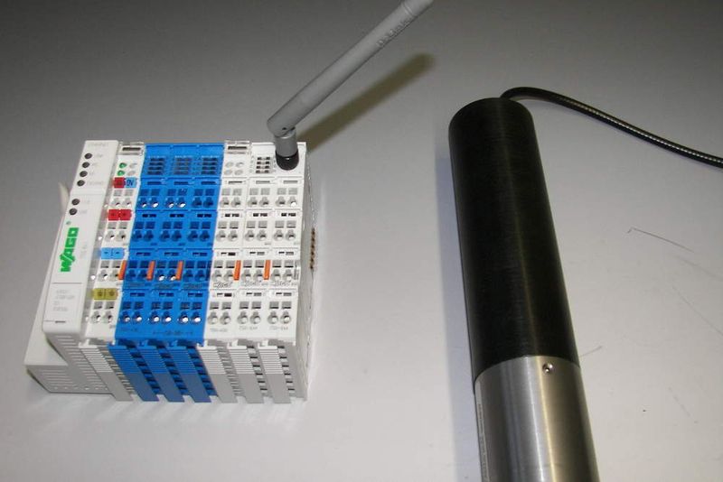 Die Messsonde überträgt Daten per Bluetooth an eine SPS mit I/O Modul.  (Bild: ORI GmbH & Co.)