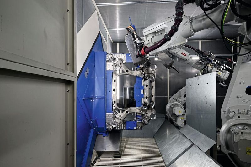 In der Entgrat- und Reinigungsstation führen zwei mit Frässpindeln versehene Roboter mittels Entgrat- und Bürstwerkzeugen die Entgratung und Reinigung der Bauteile durch. (Bild: Oliver Hallwirth / raumpixel)