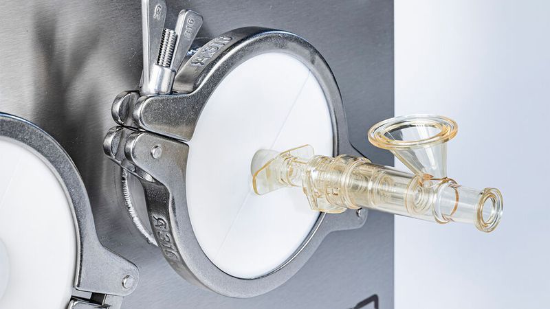 Mouseholes sind die intelligente Lösung zur Durchführung von Single-Use-Schläuchen durch Reinraumwände. Dabei ist gewährleistet, dass die unterschiedlichen Druckstufen der jeweiligen Reinraumklassen aufrecht erhalten bleiben.  (Bild: Zeta GmbH)