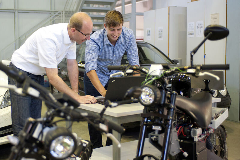 Dr. Michael Buchholz und Masterstudent Matthias Baumann entwickeln ein E-Bike mit Allradantrieb. Die beiden Motoren dienen allerdings nicht nur dem Antrieb, sondern auch der Energierückgewinnung. (Bild: Universität Ulm)