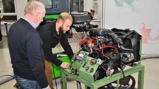 Genauso wie die 2010 gestartete Zusatzqualifikation zum Oldtimerexperten für Auszubildende stieß auch der von der TAK erstmals 2019 angebotene „Servicespezialist Oldtimer und Youngtimer“ nur auf wenig Interesse. (Bild: Dominsky – VCG)