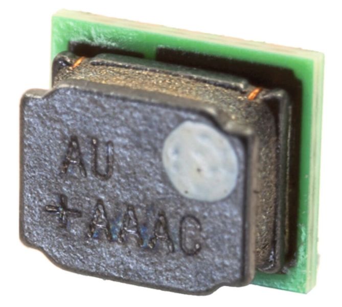 Bild 3: In einem Himalaya-μSLIC-Leistungsmodul ist die Induktivität vertikal auf dem IC integriert, um den Platzbedarf auf der Leiterplatte zu minimieren.  (Bild: Maxim Integrated)