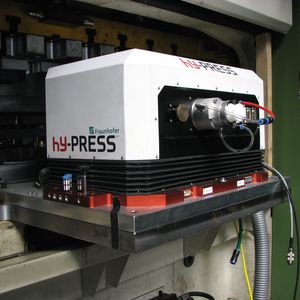 Das Hy-Press-System wird bereits in der Industrie als Modul an einer konventionellen Presse eingesetzt und ermöglicht die laserunterstützte Blechbearbeitung in der Serienproduktion.