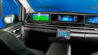 Ausblick von Faurecia und ZF auf das Cockpit der Zukunft: kein Lenkrad, dafür aber drei Monitore. (ZF)