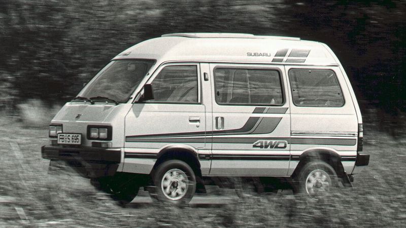 Den E10 4WD bzw. Libero, einen fünftürigen Kleinbus und Kastenwagen, vertrieb Subaru von 1983 bis 1998 in Deutschland. Der erste Libero hatte einen Dreizylinder-Reihenmotor mit 997 cm³ und 37 kW/50 PS, der quer liegend im Heck eingebaut war. Um im Servicefall einigermaßen an ihn heranzukommen, konnte man den Stoßfänger aushängen und wegklappen. (Bild: Subaru Deutschland)