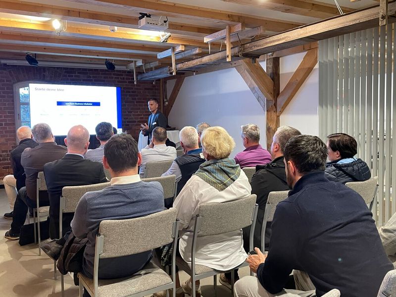 Christian Scherzer, ComTeam, stellt den Business Inkubator vor. (Bild: Vogel IT-Medien)