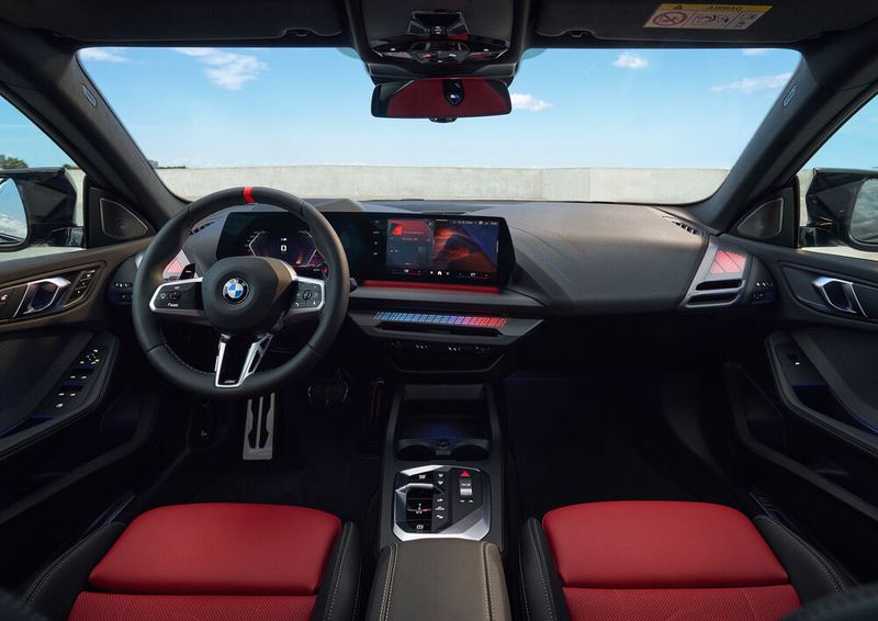 Vor dem Volant sitzt der leicht gebogene, horizontale Bildschirm, den man inzwischen als BMW-typisch bezeichnen darf. (Bild: Autoren-Union Mobilität/BMW)
