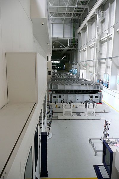 Gewaltige Umformwerkzeuge bringen die großformatigen Bleche zu Seitenteilen in Form; das Tooling geschieht von beiden Seiten der Pressen und läuft automatisch ab. (Archiv: Vogel Business Media)