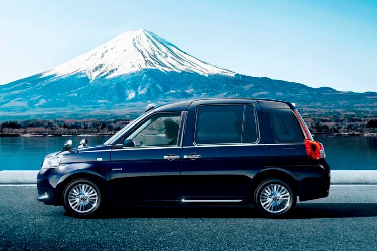 Was dem Engländer sein London-Taxi, ist dem Japaner sein Toyota JPN-Taxi. 2017 auf den Markt gekommen verfügt es über einen 1,5-Liter-Hybridantrieb. Um einen ebenen und möglichst niedrigen Innenraumboden zu realsisieren, kommt eine sehr flache Nickel-Hydrid-Batterie zum Einsatz. (Bild: Toyota)
