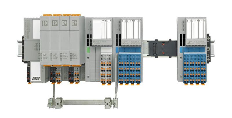 Über den auf der Tragschiene angebrachten Bussockel wird die Versorgung der einzelnen I/O-Module realisiert und somit der Verkabelungsaufwand reduziert. (Phoenix Contact)