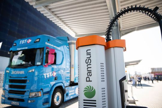 Jeder Ladepunkt im „PamSun“-Ladepark verfügt über genügend Platz für eine Truck-Trailer-Kombination, sodass zum Aufladen nicht abgesattelt werden muss.(Bild:  TST)