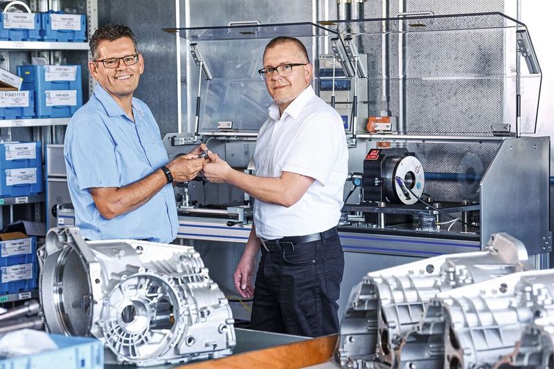 Marcus Hornikel (links) ist von den erweiterten Prüfmöglichkeiten begeistert. Im Bild rechts: Jürgen Wahl vom Kistler-Geschäftsfeld Schraubtechnik. (Kistler)