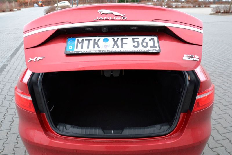 Die schon beim Vorgänger zwischen den Rückleuchten gespannte Chromspange fällt im neuen XF etwas schmaler aus. (Michel / »kfz-betrieb«)
