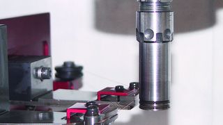 Für die Mikro-
strukturierung hochverschleißfester Werkstücke 
ist außer der Schleifbearbeitung und der Bearbeitung mit Laserstrahl die funkenerosive Bearbeitung eine mögliche Alter-
native. Bild: IWF (Archiv: Vogel Business Media)