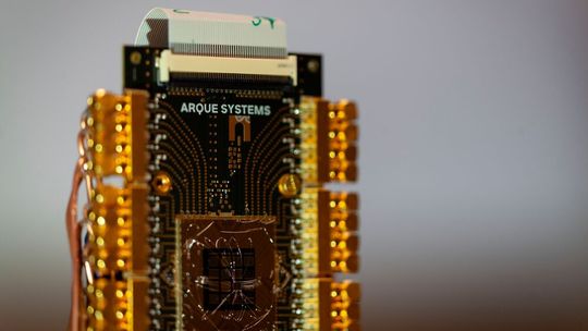 Arque Systems nutzt etablierte Verfahren der Halbleiter-Fertigung für seine Quantenchips – ein hart umkämpfter Ansatz.(Bild:  Forschungszentrum Jülich)