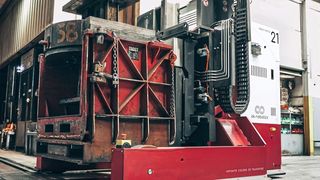 Die Pressen bei RHI Magnesita werden mit zwei Transportrobotern von EK Robotics versorgt. Für die prozesssicheren Rüstwechsel mit den bis zu 6,5 Tonnen schweren Formen, ist Genauigkeit im Millimeterbereich gefragt. (Bild: EK Robotics)