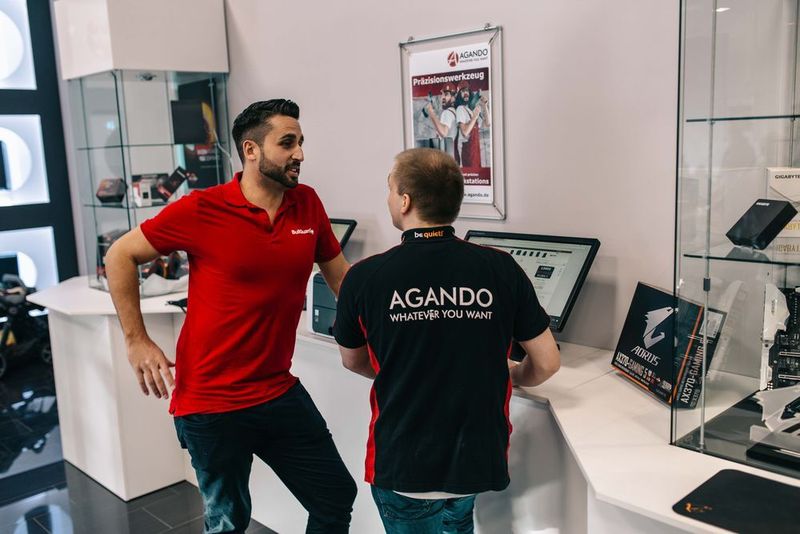 Oktay Cayiroglu von Bullguard und Patrick Loyal von Agando im Gespräch. (Agando)