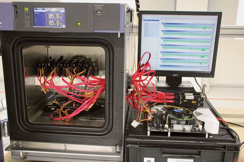 Bild 4:  HTOL-Testaufbau (High Temperature Operating Life): Der Test läuft bei bis zu 105 ° C, und alle Prüflinge werden aktiv mit dem Swissbit-Flash-Test betrieben. (Bild: Swissbit)