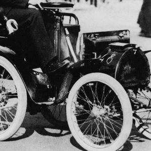 Mit einem De-Dion-Bouton-Einzylindermotor erreicht die erste Voiturette immerhin eine Spitzengeschwindigkeit von 35 km/h.(Bild:  Renault)