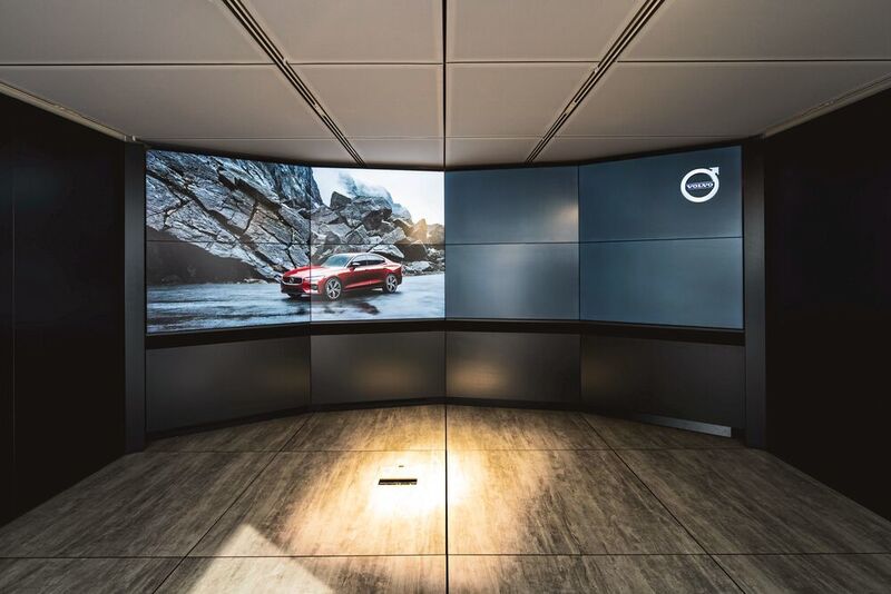Ins Volvo-Forum haben zahlreiche digitale Elemente Einzug gehalten: unter anderem eine gebogene Panoramawand. (Volvo)