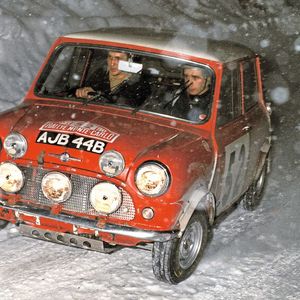 Der Mini Cooper S gewann 1965 abermals die Rallye Monte Carlo. Und ebenso 1966. Da wurde er aber aufgrund falscher Glühlampen in den Scheinwerfern höchst umstritten zugunsten der französischen Citroën ID disqualifiziert.(Bild:  MINI)