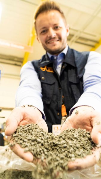 Das fertig aufbereitete Recyklat kann jetzt wiederverwendet werden. (Bild: igus.de)