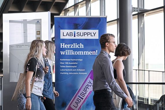 Herzlich willkommen auf der LAB-SUPPLY Dresden am 28. September 2023. Wir zeigen in dieser Bildergalerie ein paar Eindrücke des Tages.

Wer lieber bewegte Bilder möchte, findet hier ein kurzes Impressionsvideo zu der Messe und drei ausgewählten Fachvorträgen:



 (Bild: Stefan Stark)