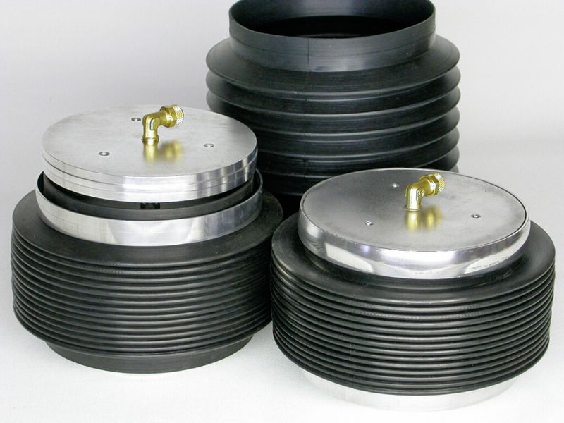 Öldichte Fügeverbindung des Elastomerbalgs mit Aluminiumdeckeln. (Bild: Poynting)