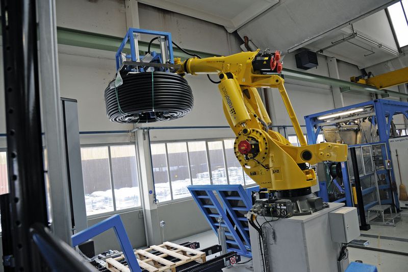 Um die Kapazität zu erhöhen und den Ablauf in der Produktion effizienter zu gestalten, wurde bei Jansen eine Extrusionslinie modernisiert und das Handling der fertigen Rohrbunde mit einem Roboter automatisiert.  (Fanuc)