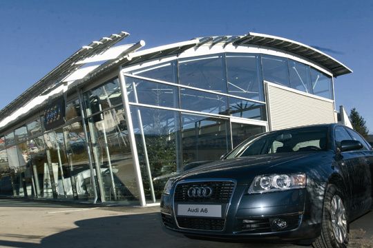 Als zweites Autohaus der AVP am Stammsitz in Deggendorf wurde dieser Betrieb 1999 für die Marke Audi gebaut. (Archiv: Vogel Business Media)