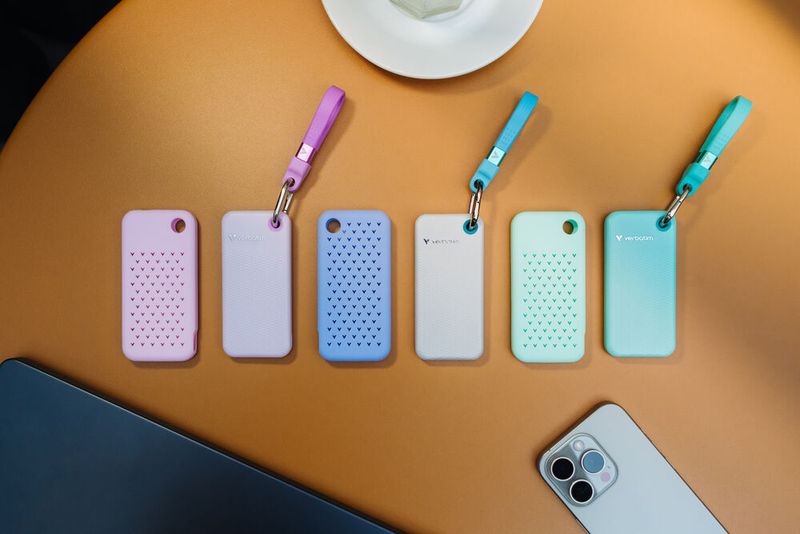 Die Pocket-SSD kommt in zusätzlichen Farben. Zudem gibt es ebenfalls farbenfrohe stoßfeste Schutzhüllen. (Bild: Anton Baranenko)