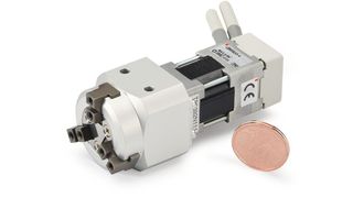 Die kompakten Kraftpakete von SMC fördern, positionieren, schieben, heben und greifen auf engstem Raum. Mit nur einem einzigen Controller der Serie JXC lässt sich die Kommunikation mit übergelagerten Systemen über Profinet oder EtherCat herstellen.	 (SMC Pneumatik)