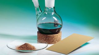 Lignin ist eine echte Alternative zu fossilen Rohstoffen bei der Herstellung von Grundierungen oder Klebstoffen. (Fraunhofer Ifam)