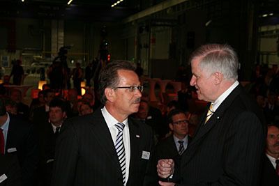 Franz Fehrenbach, Vorsitzender der Geschäftsführung der Robert Bosch GmbH im Gespräch mit dem bayerischen Ministerpräsidenten Horst Seehofer. (Archiv: Vogel Business Media)