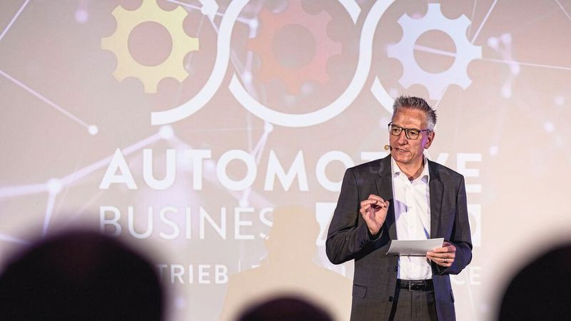 Wolfgang Michel, Chefredakteur von »kfz-betrieb«, erläuterte den Gästen, wie die Jury Jahr für Jahr zu ihrer Entscheidung kommt. (Bild: Stefan Bausewein)