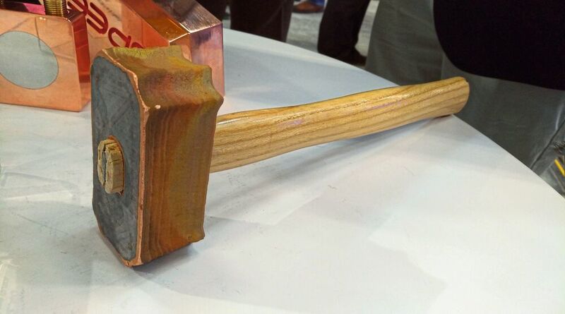 Spee3D hatte zum Weltrekordversuch geladen. Dieser 1kg schwere Hammer hat der Überschall-3D-Drucker der Australier in zehn Minuten hergestellt. Sein Kopf besteht aus Zink und Kupfer.  (© Simone Käfer)