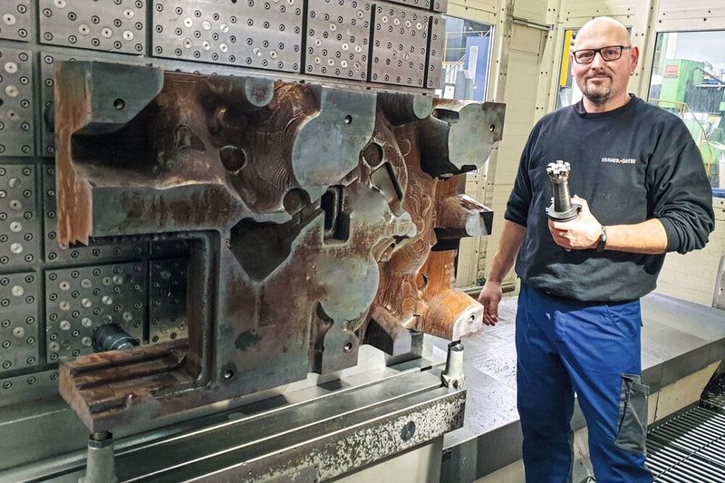 Maschinenbediener Michael Lauber mit dem Neo-Mill-4-Hi-Feed-90 an einem zur Bearbeitung aufgespannten Kokillenteil.   (Bild: Mapal)