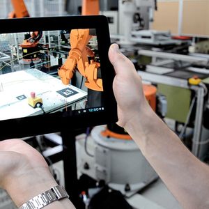 Bild 1: Mobile Visualisierung und Simulation des Roboterprogramms in realer Umgebung.