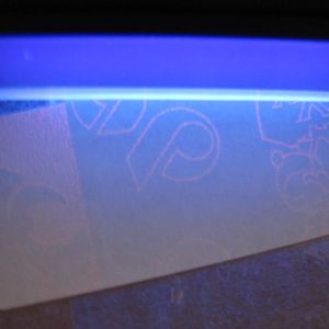 Eine spezielle Pigmentierung als integraler Bestandteil im Etikett wird erst mit UV-Licht in bestimmten Wellenlängen sichtbar.