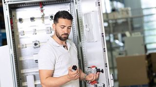 Hektor Dervishaj ist Experte für Nocken- und Lasttrennschalter – komplett entwickelt und gefertigt in Deutschland.  (Bild: Carl Geisser)