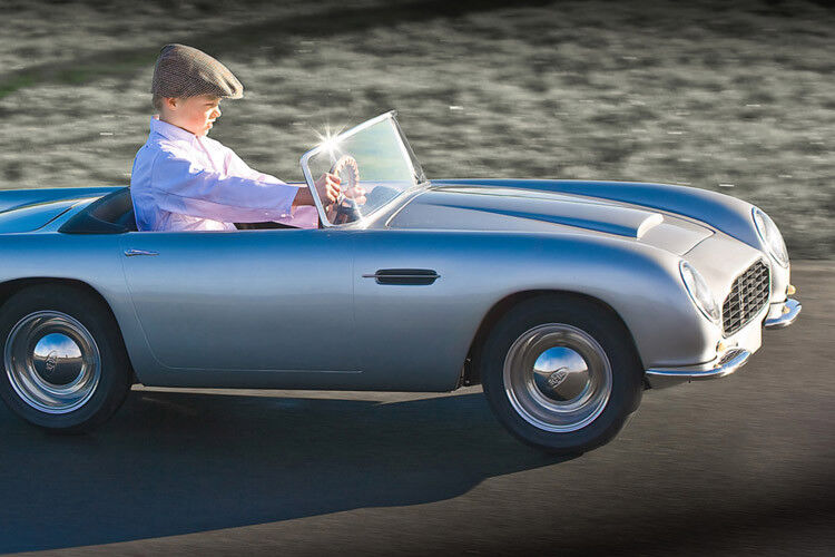 Das DB Convertible Junior ist dem Aston Martin DB-Modell der 60er Jahre nachempfunden und alles andere als ein klappriges Tretauto. (Foto: Nicholas Mee & Co.)