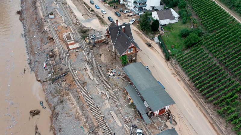 Aber auch Bahnhöfe, Haltepunkte und die Technik hat es teils schwer getroffen. (Bild: Deutsche Bahn)