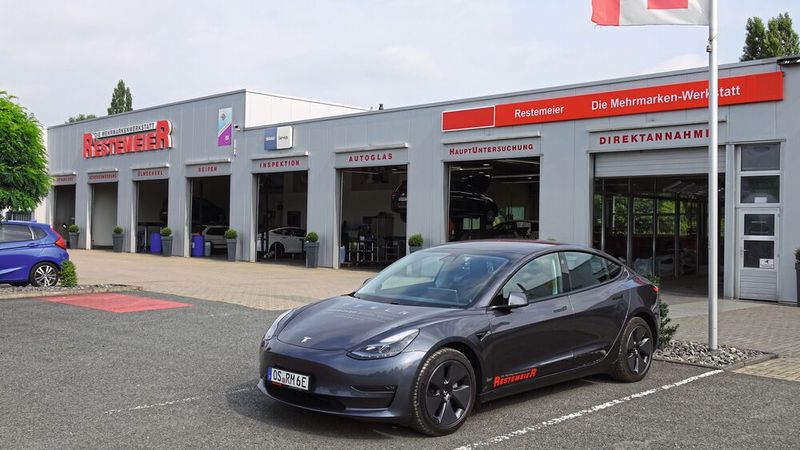 Erst vor drei Jahren bezogen die Restemeiers ihr neues Areal in der Carl-Fischer-Straße in Osnabrück, einem Gewerbegebiet. Wer hierherkommt, kommt aus Überzeugung. (Bild: Schreiner/»kfz-betrieb«)