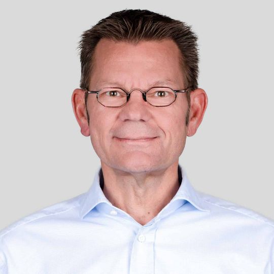 (Helmut Binder, CEO der Paessler AG : "Bei konsequenter Datenerfassung kann Paessler Building Monitor dazu beitragen, den Ressourcenverbrauch deutlich zu minimieren und damit langfristig die Betriebskosten zu senken.“  Bildquelle: Paessler AG)