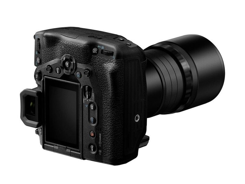 Die Kamera verfügt über einen doppelten Satz an Bedienelementen, damit sie sowohl im Hoch- als auch im Querformat an der gleichen Position liegen.  (Olympus)