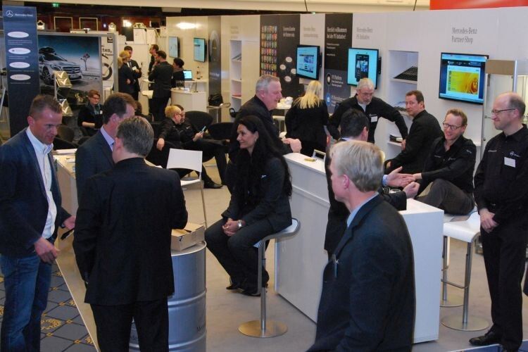 Die Fachabteilungen von Daimler präsentierten ihre Serviceleistungen. (Foto: Rubbel)