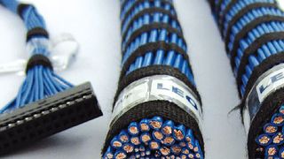 Im Vergleich zu konventionellen Leitungen sind die FLUY-Leitungen mit einem speziellen PVC-Material isoliert, was eine minimale Wandstärke von lediglich 0,16 mm zur Folge hat. (Bild: Leoni)